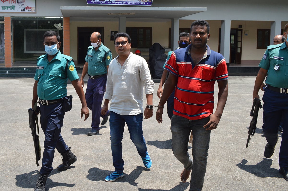রাজশাহী গণপূর্ত বিভাগের উপসহকারী প্রকৌশলী দেলোয়ার হোসেনের ওপর আজ সোমবার হামলার ঘটনায় দুজনকে আটক করা হয়েছে।